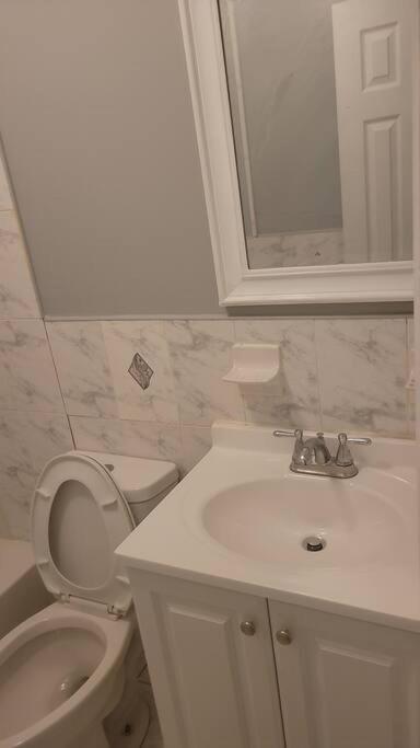 Room In A Beach House With King Size Bed In A Landlord Hosted Three Bedroom Apartment 纽约 外观 照片